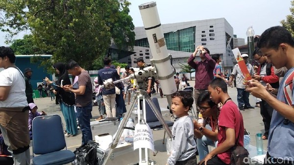 Warga Ramai Datang, TIM Bagikan 5.800 Kacamata Lihat Gerhana Matahari