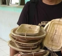 Warga Sumsel Ubah Pelepah Pinang Jadi Piring-Kotak Nasi Gantikan Plastik