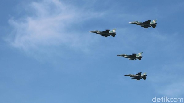 TNI AU Terbangkan 4 Jet Tempur F-16 ke Natuna