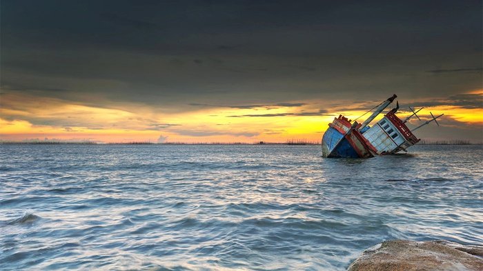 Kapal Kargo Tujuan Pontianak Tenggelam di Belitung