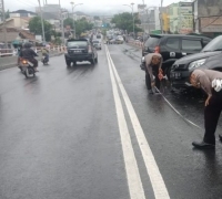 Dua Mobil Adu Kambing Di Flyover Kalibalok