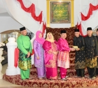 LAMR Bengkalis Pinang Bupati Amril dan Istri Terima Gelar Adat
