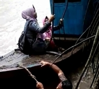 Pompongnya Dihantam Gelombang Hingga Menepi ke Hutan Bakau, Guru di Kepulauan Meranti Ini Nekat Terjun ke Laut