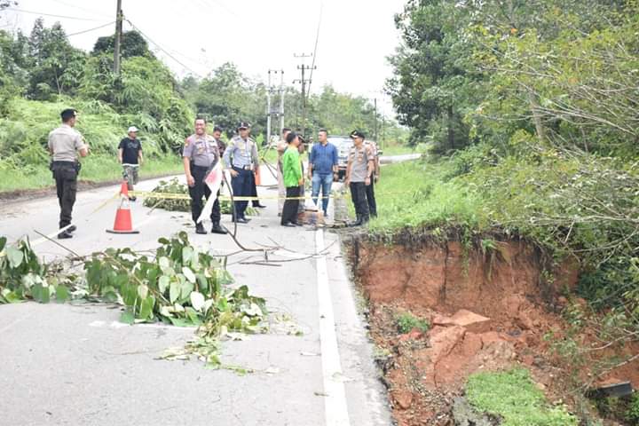 Kapolres Kampar Harap Jalan Ambles Segera Diperbaiki