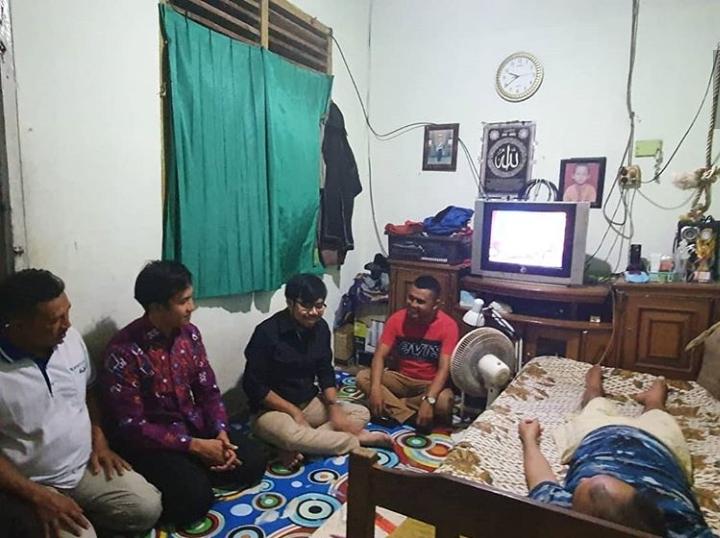 Wakil Ketua DPRD Pekanbaru Ginda Burnama Bareng GGUMP Sempatkan Besuk Warga Lumpuh