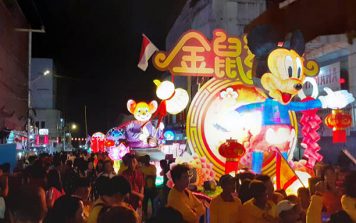Karnaval Cap Go Meh di Rohil Ubah Kota Bagansiapiapi Jadi Terang Benderang