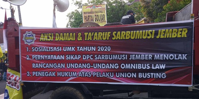 Massa Buruh di Jember Tolak RUU Omnibus Law karena Dinilai Menghapus Sistem UMK