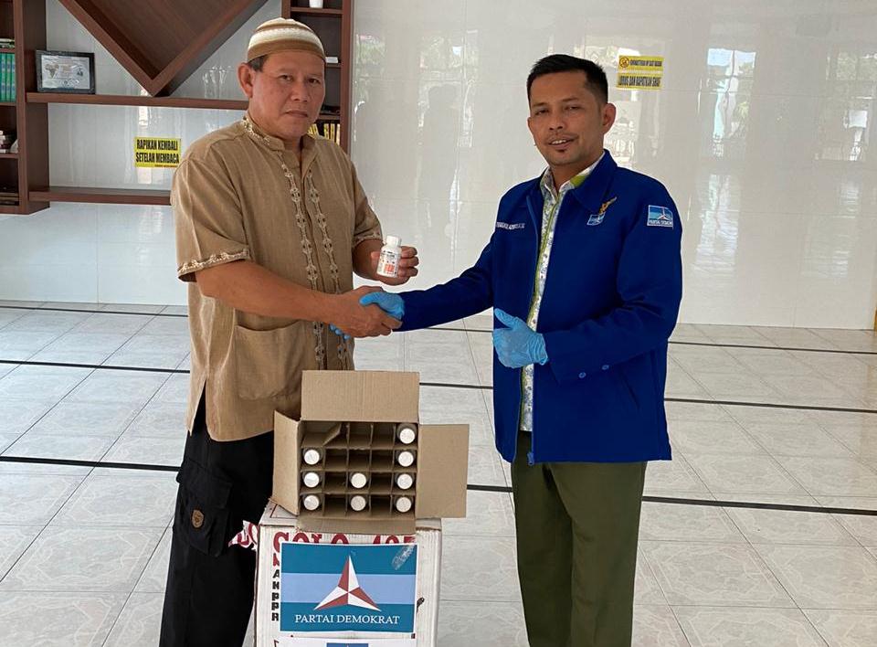 Azwendi Kembali Lakukan Penyemprotan Disinfektanisasi dan Pembagian Vitamin Kepada Masyarakat