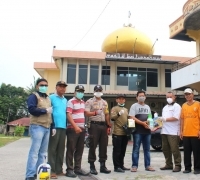 Ketua DPRD Pekanbaru Kembali Turun Lapangan, Semprotkan Disinfektan & Beri Bantuan