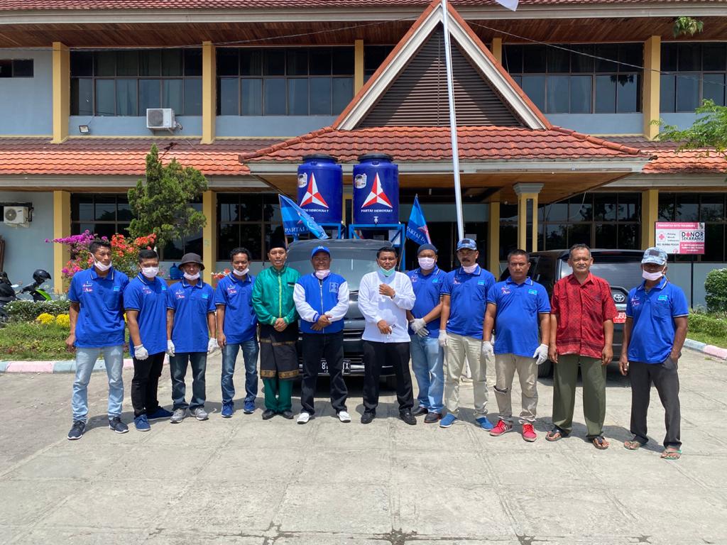 Ketua Fraksi Demokrat Pekanbaru Sumbang 4 Tangki Air dan Semprot Disinfektan di Rumpes