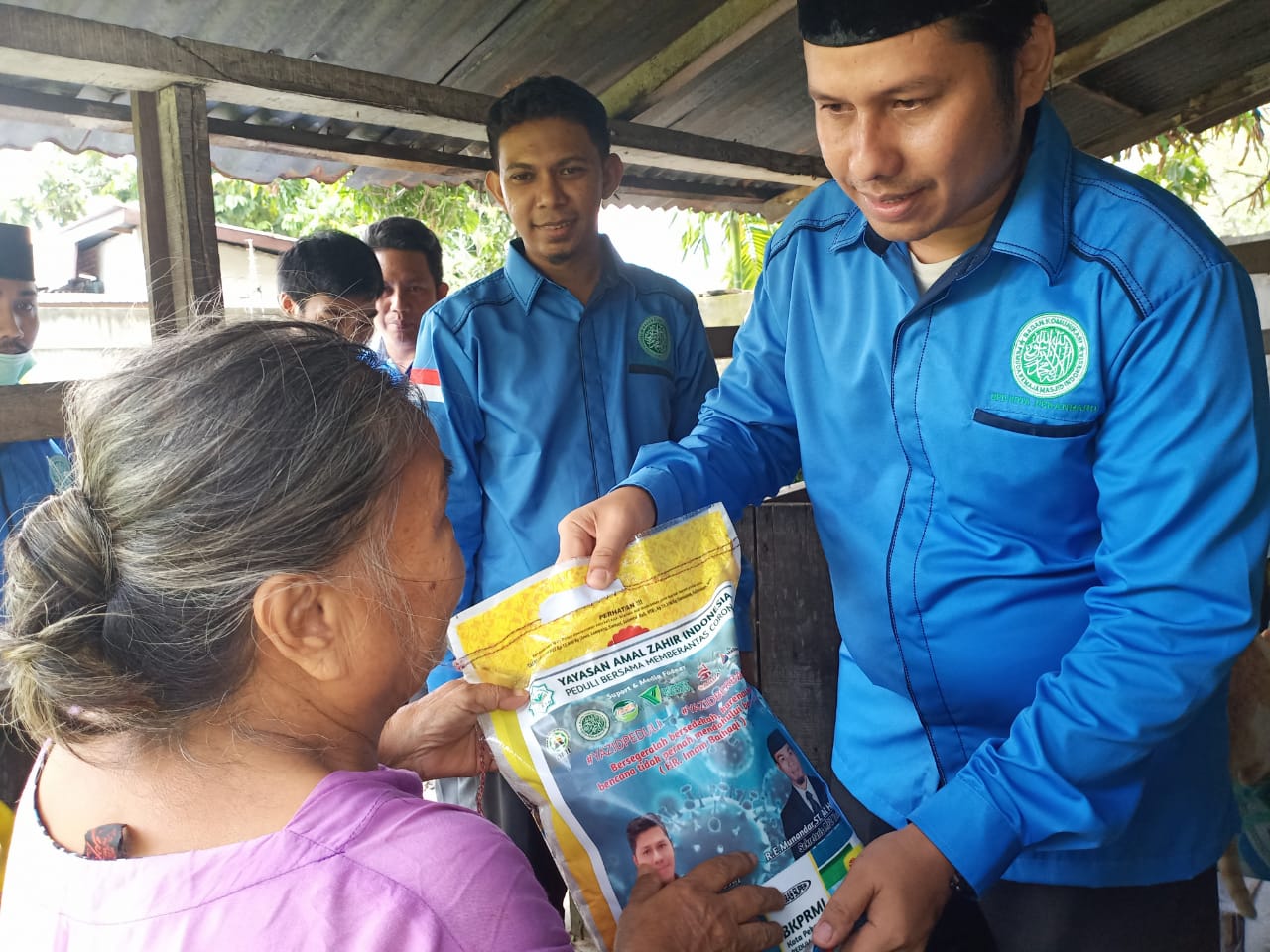 Ditengah Wabah Covid-19, DPD BKPRMI Pekanbaru berbagi Sembako dan Nasi Kotak