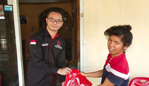 Repdem Bergerak, 500 Paket Ikan Segar dibagikan kepada masyarakat yang berdampak Covid 19 Zelot Hutagalung ketika menyerahkan bantuan Ikan segar kepada Masyarakat