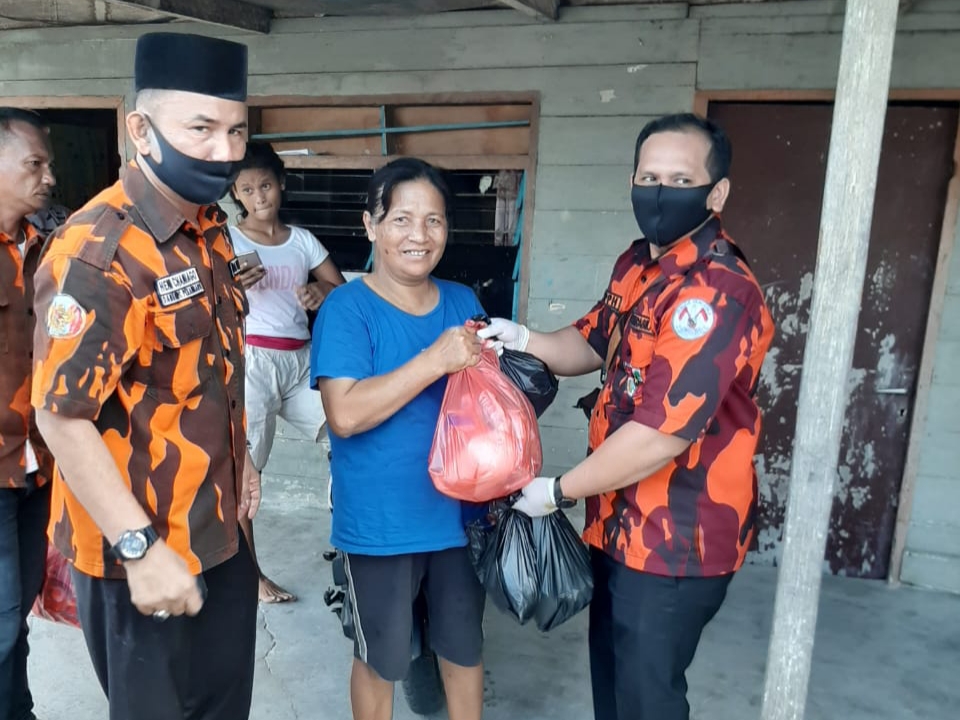 BPPH Pemuda Pancasila Kota Pekanbaru bagikan Sembako dan Masker