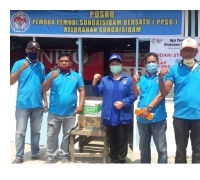 Anggota DPRD Pekanbaru Jepta Sitohang Bantu Pemuda dan Warga Sei Sibam Vitamin, Masker dan Minuman