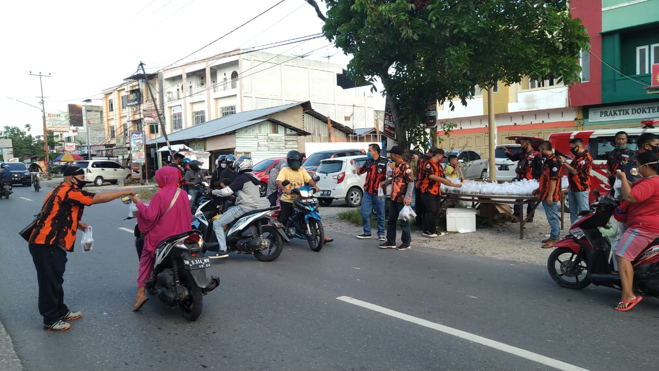 Rutin Digelar Setiap Hari Jum'at, Pemuda Pancasila Tenayan Raya Berbagi Ribuan Takjil