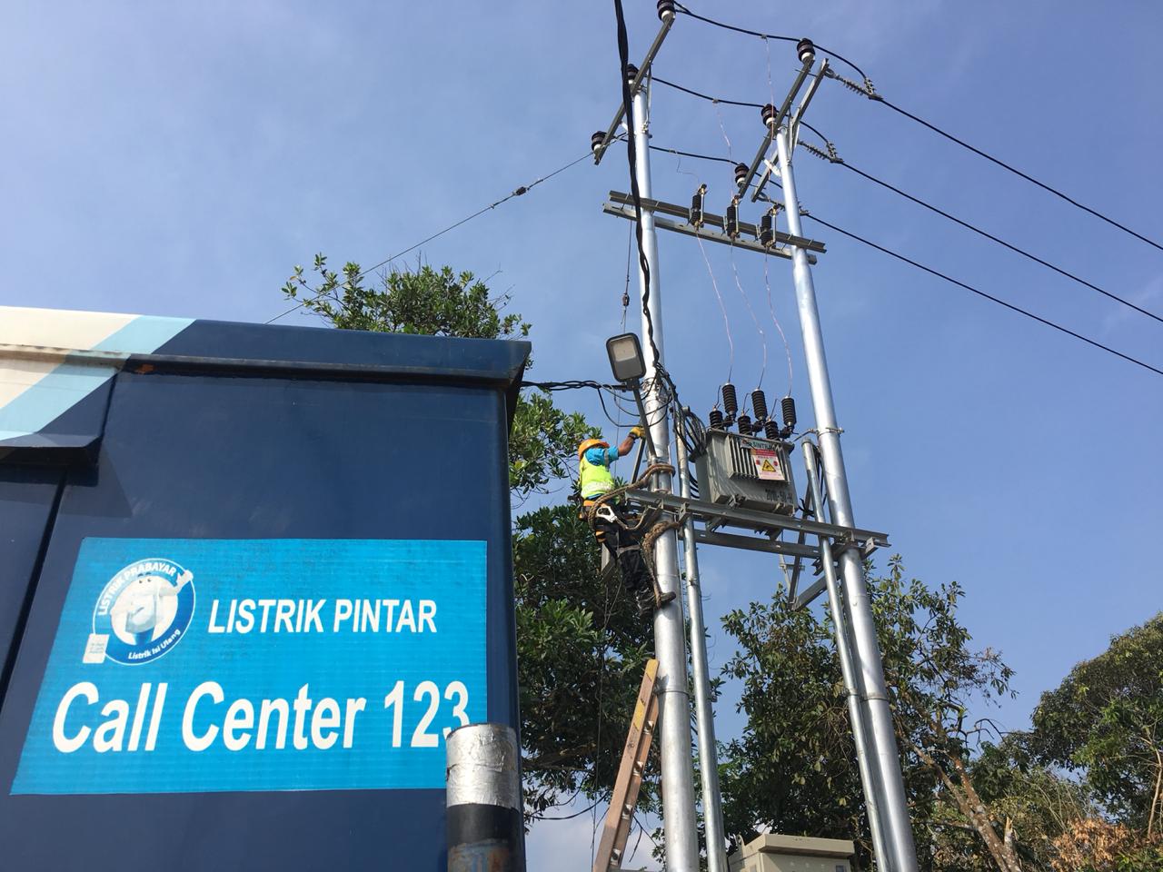 Petugas PLN Kembali Lakukan Catat Meter di Rumah Pelanggan