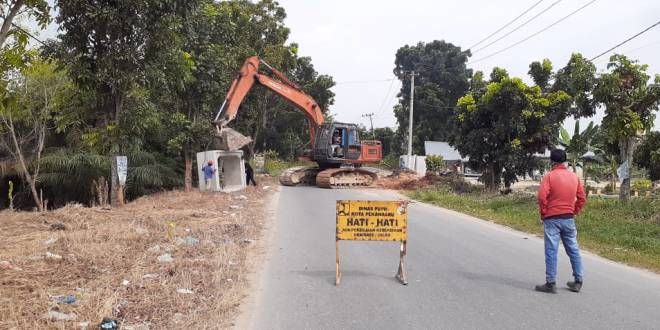 Tanpa plang proyek, pemasangan Box Culvert dan Pengerasan jalan Unggas-Labersa diduga proyek siluman Alat berat milik Dinas Pekerjaan Umum kota Pekanbaru yang sedang beroperasi