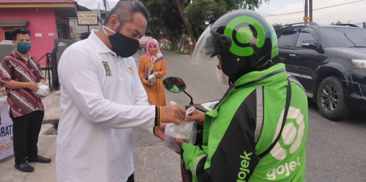 Ketua DPRD Pekanbaru Bagikan Takjil dan Masker Gratis Ke Masyarakat