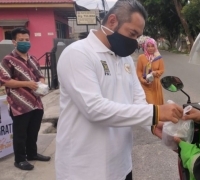 Ketua DPRD Pekanbaru Bagikan Takjil dan Masker Gratis Ke Masyarakat