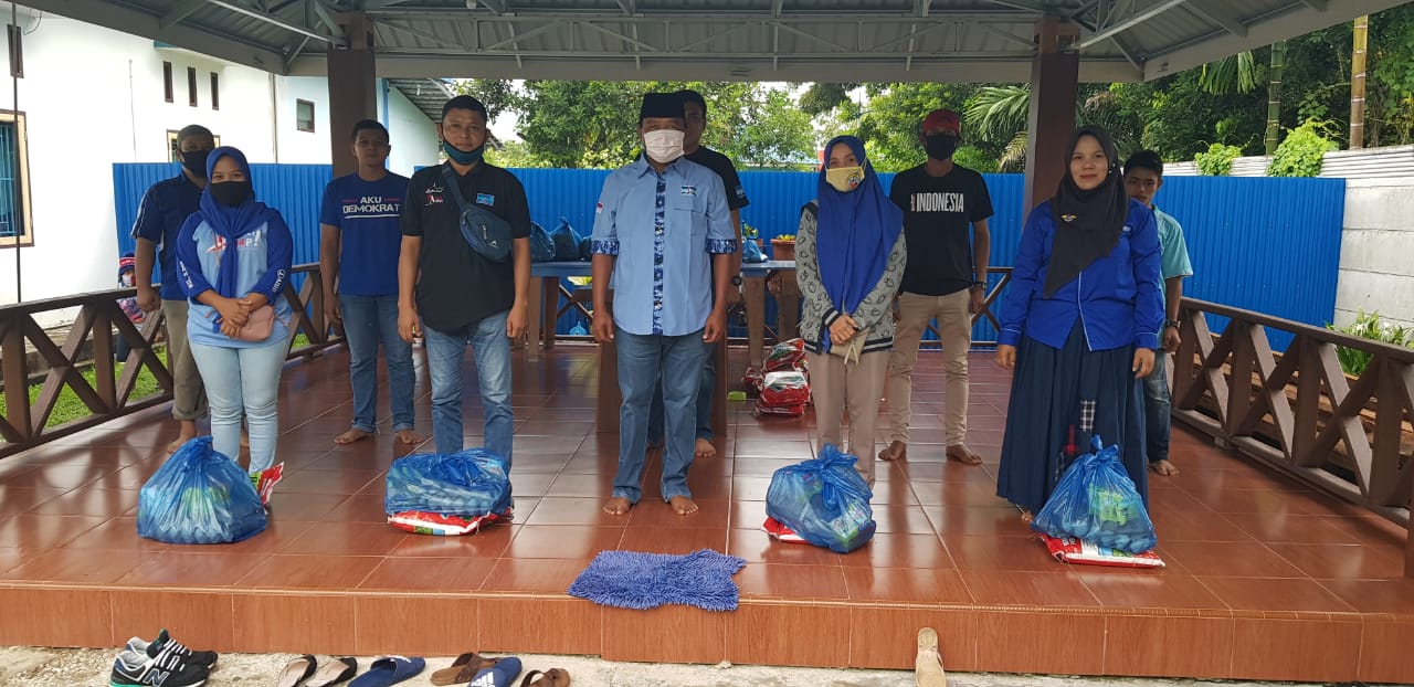 Aidil Amri Beri Bantuan Sembako Kepada Pengurus PAC Demokrat Rumbai Pesisir