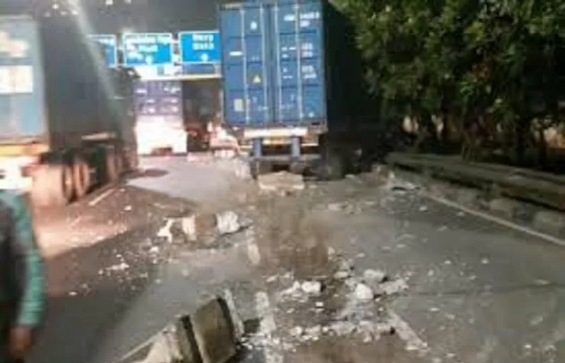 Diduga sopir mengantuk, sebuah truk trailer tabrak separator busway