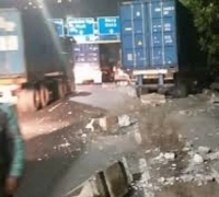 Diduga sopir mengantuk, sebuah truk trailer tabrak separator busway