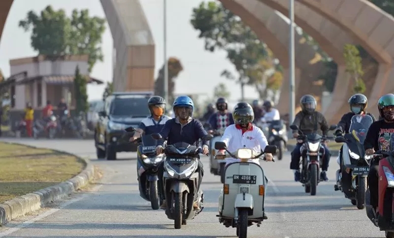 Gubri keliling Pekanbaru naik skuter tua ajak warga bermasker