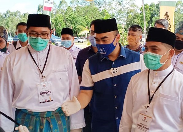 Targetkan menang, Pasangan Abu Mansyur Matridi-Habibi mendaftar ke KPU Pelalawan Foto : Abu Mansyur Matridi-Habibi (baju melayu putih) dan Irvan Herman ( baju kemeja biru ) dok ; rp