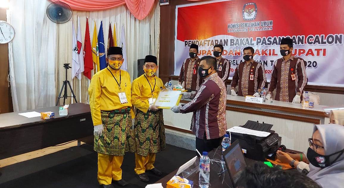 Memakai baju melayu berwarna kuning dan songket keemasan, Adi Sukemi-M. Rais daftar di KPU Pelalawan Foto : Adi Sukemi-M Rais