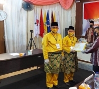 Memakai baju melayu berwarna kuning dan songket keemasan, Adi Sukemi-M. Rais daftar di KPU Pelalawan