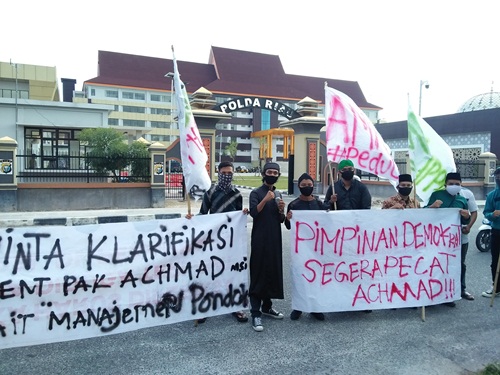 Datangi Polda dan Kejati Riau, AMAPPP Laporkan Anggota DPR RI Drs. Achmad, M.Si Masa Aksi Aliansi Mahasiswa dan Alumni Pembela Pondok Pesantren (AMAPPP)