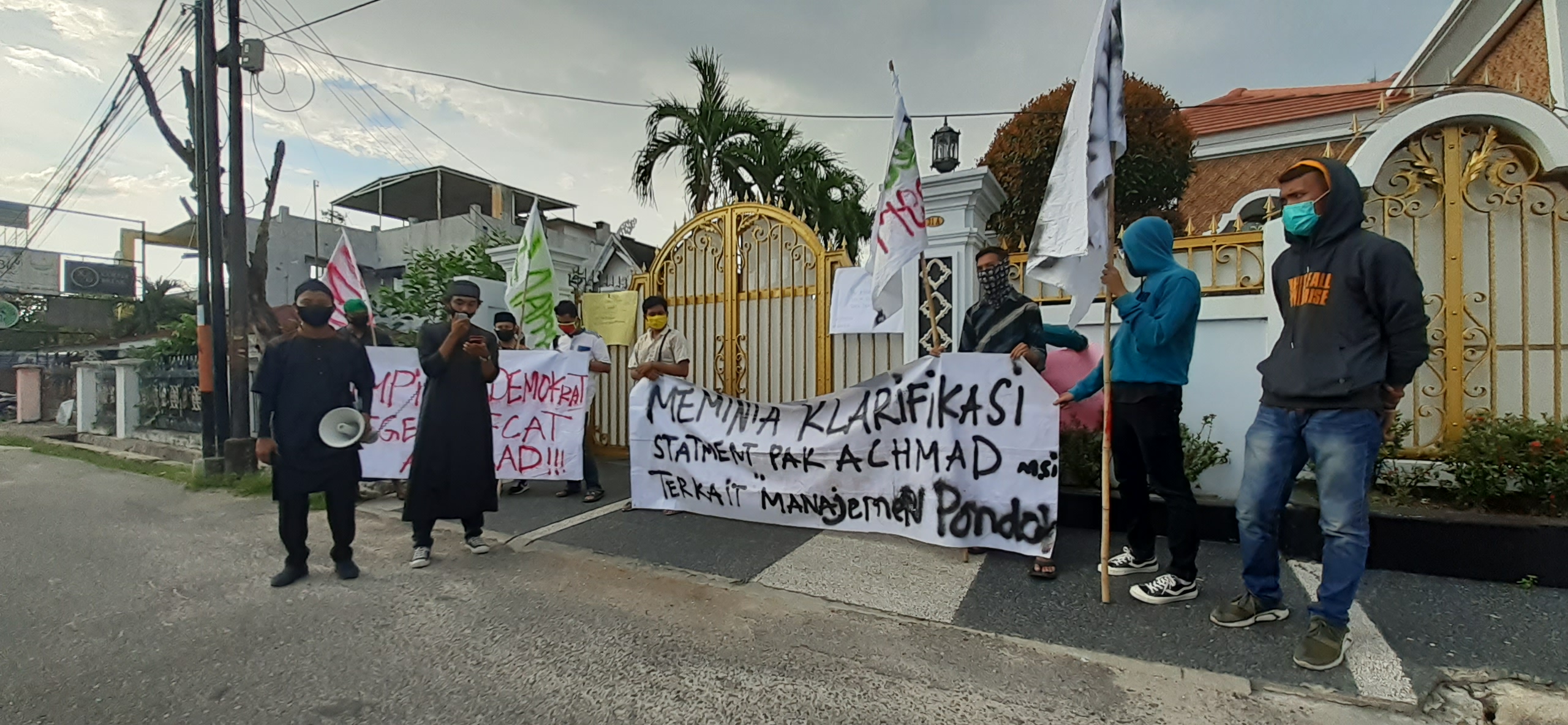 Masa Aksi Aliansi Mahasiswa dan Alumni Pembela Pondok Pesantren (AMAPPP) ketika menyampaikan orasi di depan rumah Anggota RI Drs, Achmad, M.Si