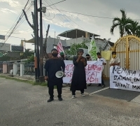 Setelah datangi Polda dan Kejati Riau, AMAPPP juga berorasi dirumah Anggota DPR RI Drs, Achmad, M.Si