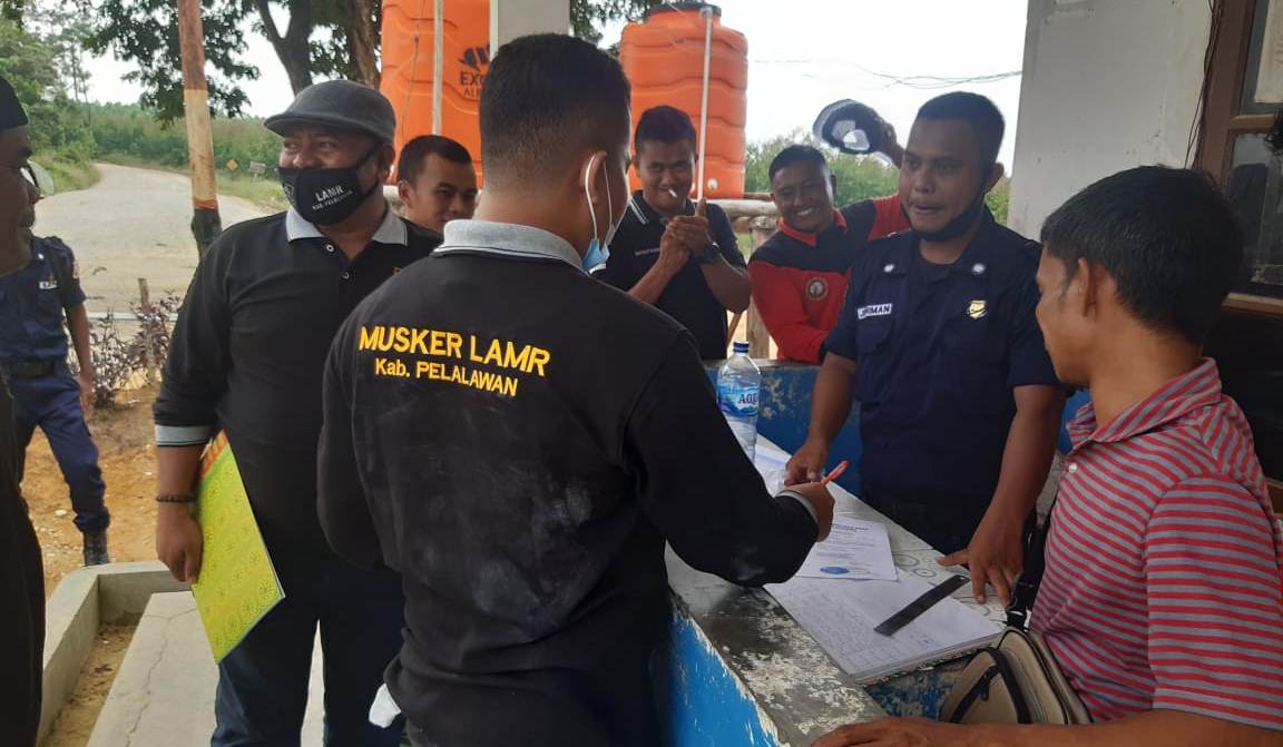 LAMR Kabupaten Pelalawan ketika Investigasi Dugaan Penumbangan Pohon Kepungan Sialang dikawasan konsesi PT Arara Abadi didistrik Nilo