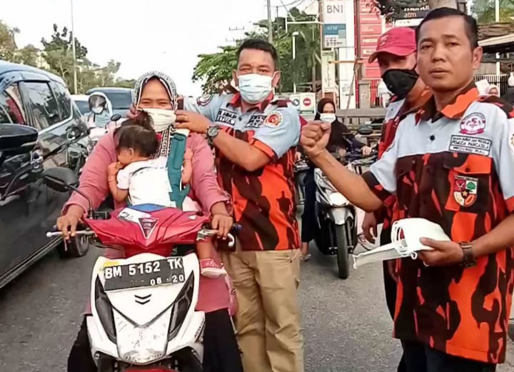 Gelar Edukasi dan Aksi Sosial PC-B2P3 Berbagi 2000 Masker