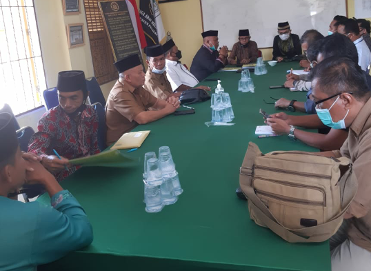 Rapat pemanggilan PT AA balai adat Lembaga Adat Melayu Riau Kabupaten Pelalawan (LAM-KP),  Pangkalan Kerinci (23/2) terkait dugaan penumbangan kepungan sialang (Istimewa)