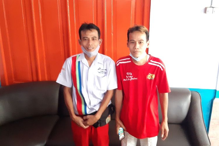 Unik, Desa Ini Dihuni Puluhan Orang Kembar Warga Desa Jonggrangan Kris Joko Raharjo bersama kembarannya Kris Joko Santoso (KOMPAS.com/LABIB ZAMANI)