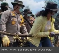 Saat Istri Jenderal Agung Turut Genggam Selang Padamkan Karhutla Riau