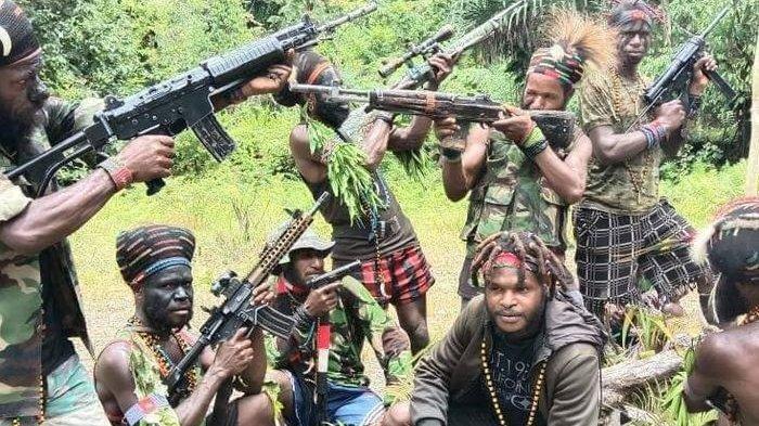 Berawal dari Pertemanan, Terungkap 2 Polisi Jual Senjata ke KKB Ilustrasi KKB Papua saat berada di markasnya di Intan Jaya (Tribunnews.com)