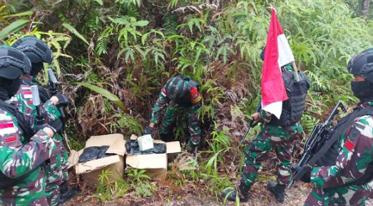 Puluhan Kilogram Sabu Ditemukan di Perbatasan RI-Malaysia Satgas Yonif 642/Kapuas menemukan 42,9 Kg Sabu di Patok Perbatasan, wilayah Sambas, Kalbar. (Foto: dok. Pen Satgas Yonif 642 via detik.com)