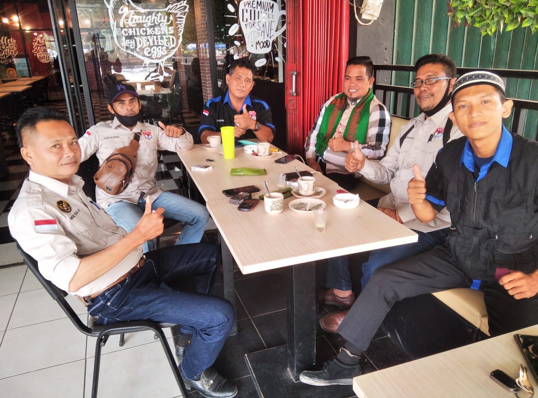 Ngopi Pagi Bersama Wartawan PJI, Bupati Pelalawan Terpilih: Jangan Sebar Berita Hoaks Bupati Pelalawan Terpilih, Zukri Mirzan bersama PJI (Foto: Cebernews.co)