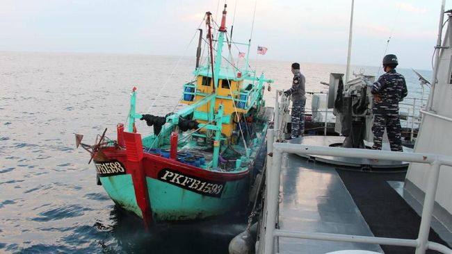 Curi Ikan, Kronologi Ditangkapnya Kapal Malaysia di Rohil Ilustrasi penangkapan kapal ikan (Dokumen TNI AL via CNN Indonesia)