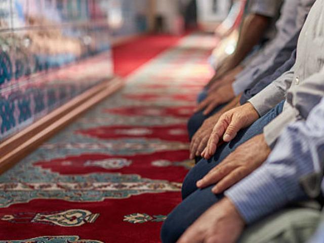 Berstatus Zona Merah, 13 Kelurahan Pekanbaru Ini Dianjurkan Tarawih di Rumah Ilustrasi Tarawih (Batamnews)