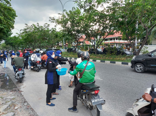 Garda Wanita NasDem Berbagi Takjil Gratis ke Pengendara