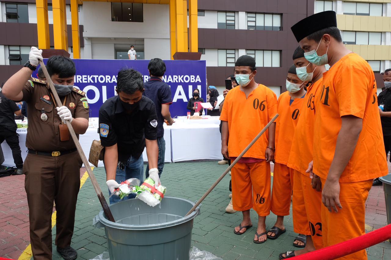 Musnahkan 26,83 kg Sabu, Kapolda: Terus Buru Pengedar dan Wujudkan Riau Bebas Narkoba Pemusnahan sabu di Mapolda Riau, Selasa (4/5)