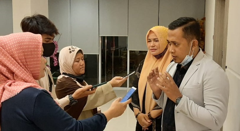 Kuasa hukum Elly Mesra, Rico Febputra saat konferensi pers di Hotel Fave Pekanbaru, Kamis (6/5). (Istimewa)