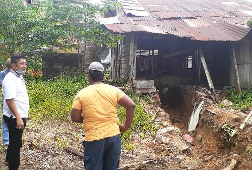 Suharmansyah SH,MH ketika turun kelokasi perusakan dan penyerobotan sebidah tanah dikelurahan Ukui-Pelalawan