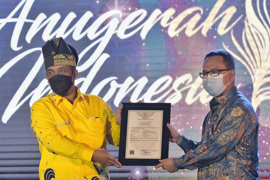 Bangga, Tanjak Riau Resmi Tercatat di Pusat Data Kekayaan Intelektual Kemenkumham Penyerahan surat pencatatan inventarisasi kekayaan, intelektual komunal untuk Tanjak Riau dari Kemenkumham yang diterima oleh Kepala Dinas Pariwisata Riau, Roni Rakhmat, Kamis (20/5) (Dok. Pemerintah Provinsi Riau)