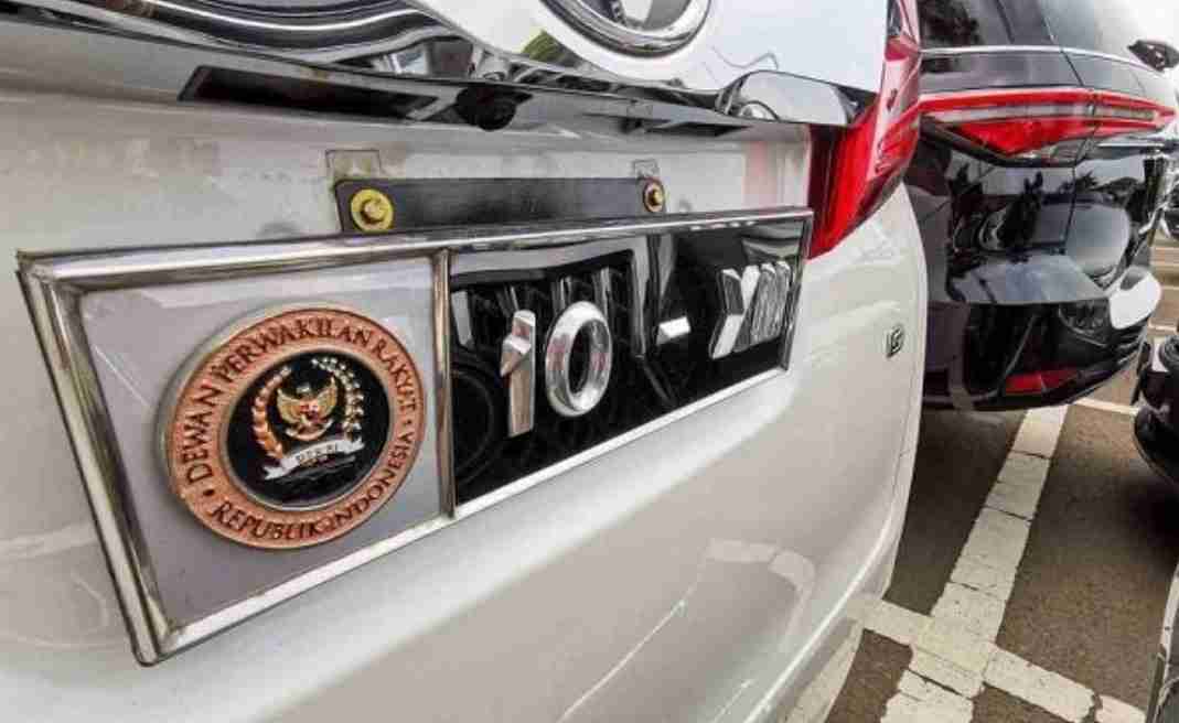 Mobil Anggota DPR Pakai Pelat Nomor Khusus, Formappi: Harusnya Merakyat Ilustrasi Pelat nomor khusus kendaraan anggota DPR (NTMC Polri)
