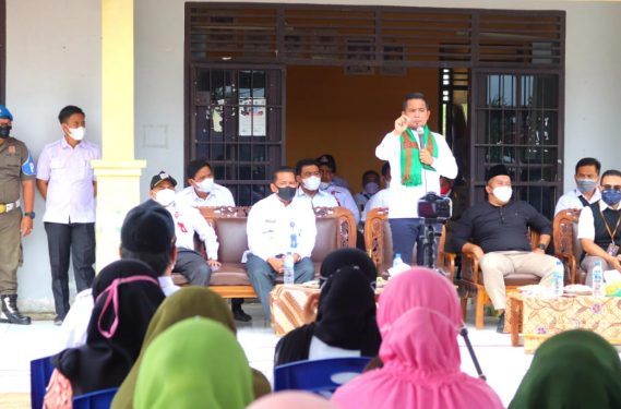 Foto : Bupati Pelalawan H. Zukri dan rombongan berkunjung ke Desa Kuala Panduk dan Desa Petodaan,Kecamatan Teluk Meranti dalam rangka peresmian pemakaian listrik PLN 24 jam